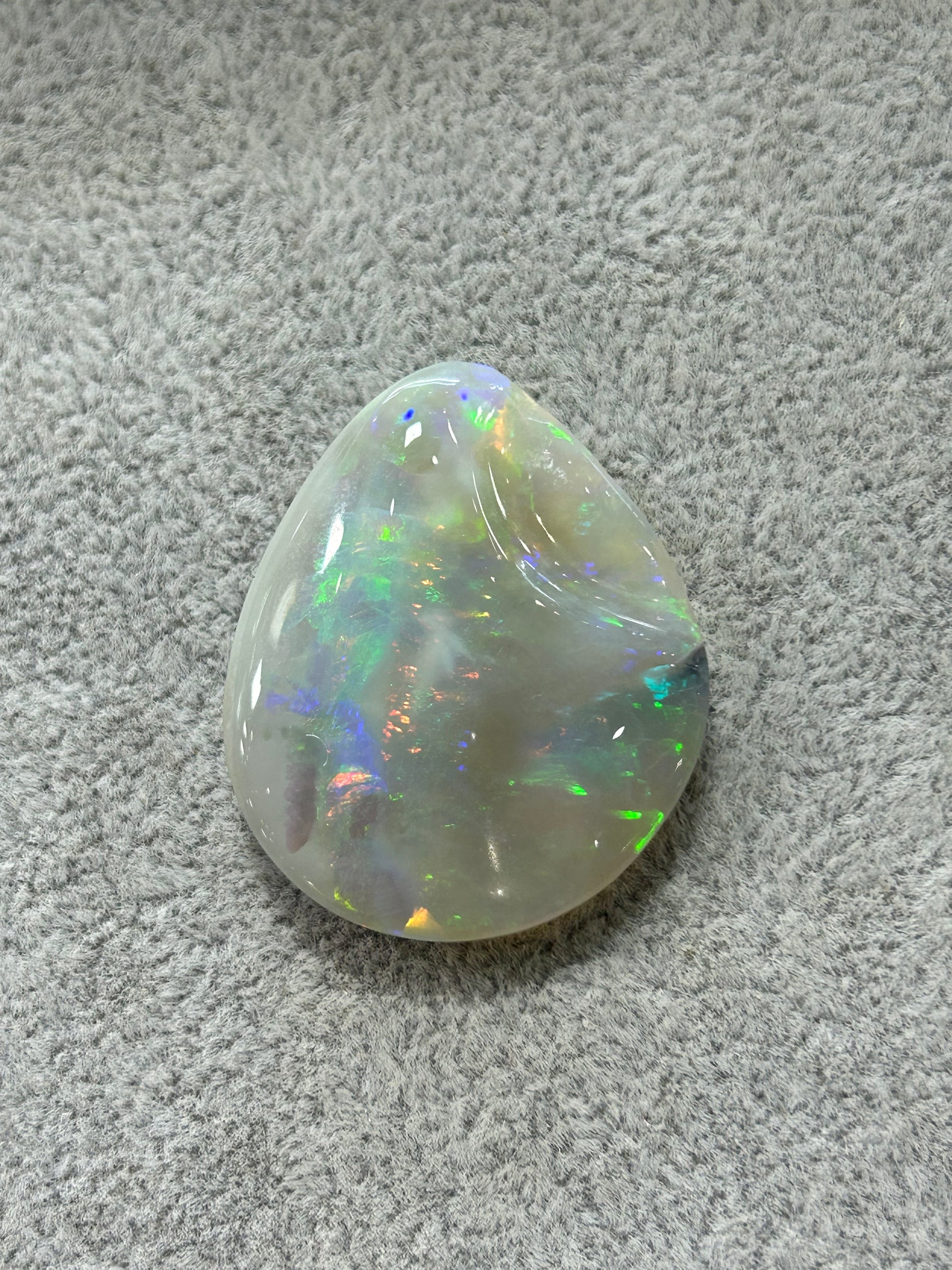 Flashy rainbow Opal